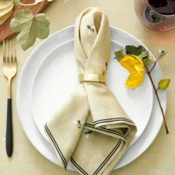 Bee Napkins, Set of 4 -TABLETOP BAR STORE honeybee napkin 202221 0228 bee napkins set of 4 z