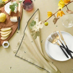 Bee Tablecloth -TABLETOP BAR STORE honeybee tablecloth 202221 0225 bee tablecloth z