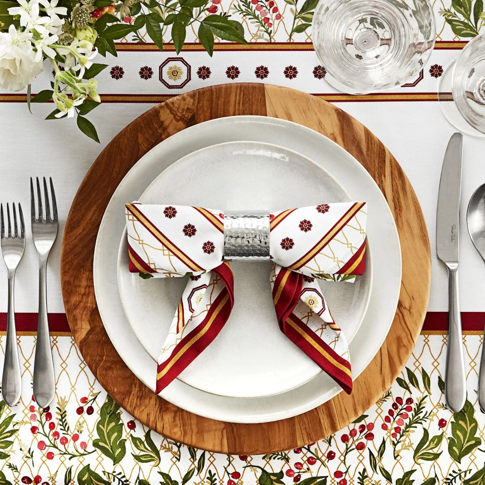 Noel Floral Napkins, Set of 4 5 Noel Floral Napkins, Set of 4 - Image 3